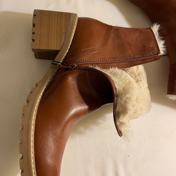 Ladies, 12, fur lined ankle boots. - Picture 2 of 4